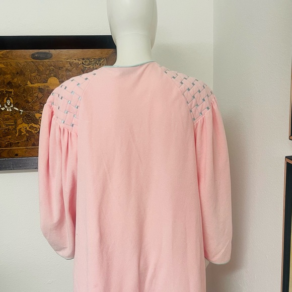Vanity Fair Large Pink Zip Up Robe With Blue Accents - Picture 4 of 11